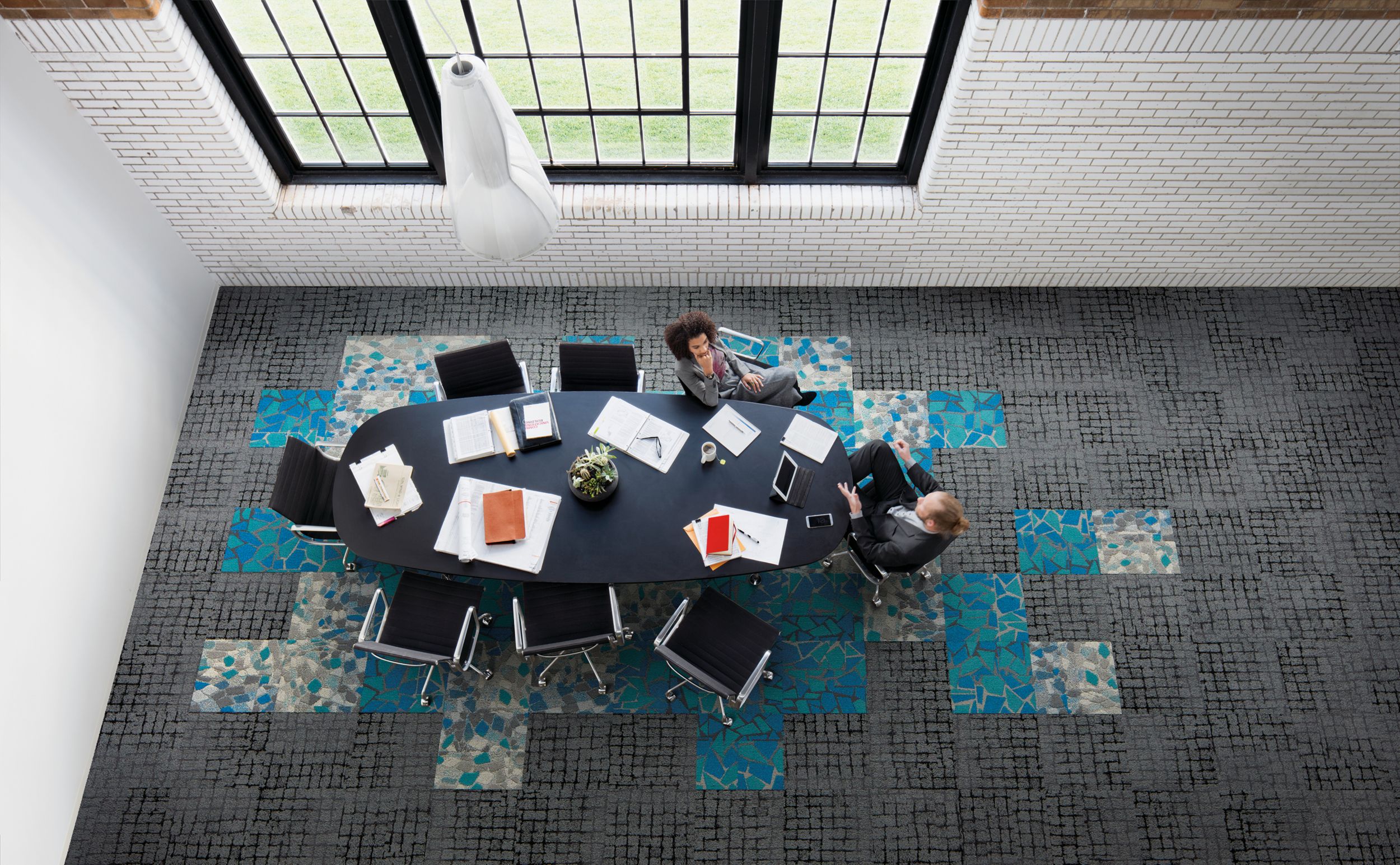Aerial view of Interface Sett in Stone carpet tile and FLOR Rue carpet tile in meeting room imagen número 6